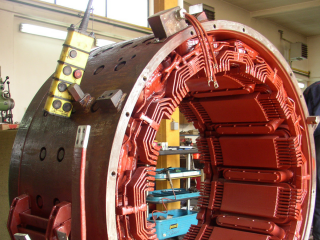 Riparazione  della bobina dello statore con la produzione e il ricambio delle bobine del generatore della locomotiva diesel-elettrica