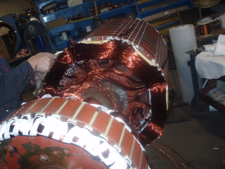 Avvolgimento della bobina del rotore dell'idrogeneratore con sistema di autoeccitazione con potenza 1130kVA, 10,5 kV